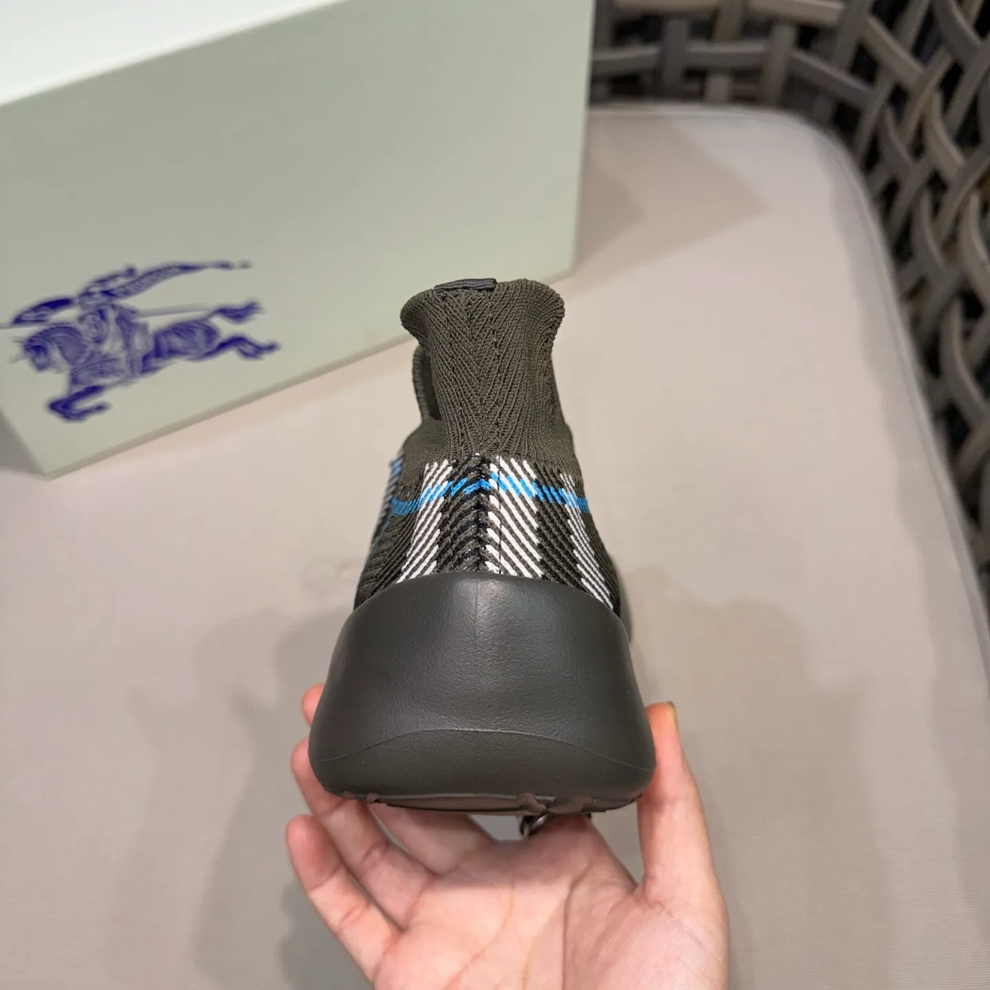 Factory price: 480💰BURBERRY/Burberry plaid knitted Ne men's shoes💰tune sneakers｜With breathable sock-style upper｜Embellished with knitted Burberry plaid｜Leather lining Incorporated into a plaid lace design｜Equipped with B-shaped shield buckle｜The sole is decorated with a large wrapped equestrian knight logo (EKD)｜Round toe #drawstring closure#The sole is decorated with the equestrian knight logo (EKD)｜At least 50% of the main materials of the boutique are from renewable sources Size: 39-44 (45 custom-made)
